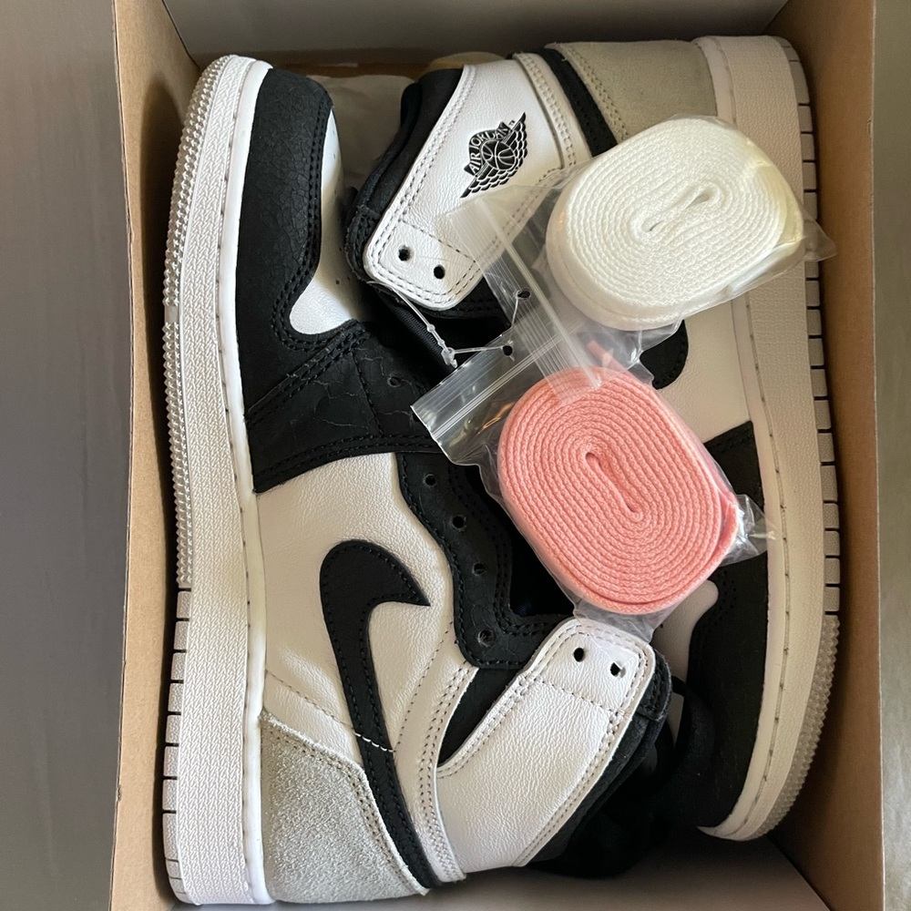 Nike Women’s Air Jordan 1 Mid SE "Panda Elephant" Sneakers Sz: 6.5 NWT 👟